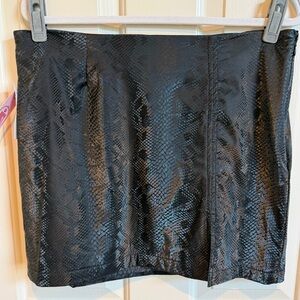 Juicy Couture NWT mini skirt in faux snakeskin. Size XL. Black shimmer.